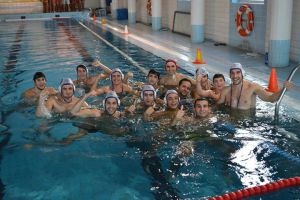 O equipo na piscina, xunto co seu adestrador, celebrando o triunfo
