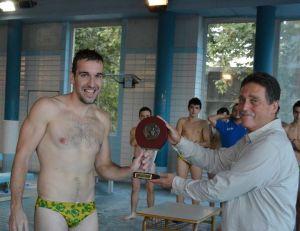 O noso capitán, Antonio Caamaño, Toño, recibe o trofeo que acredita o título acadado polo equipo